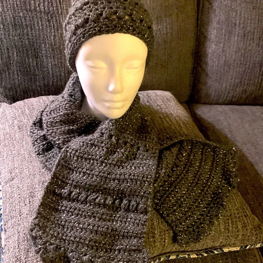 Hat & scarf - Picture 1 of 3